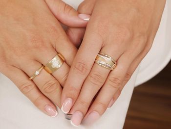 Złoty pierścionek damski wysadzany cyrkoniami z kolekcji Crossover. Okazały, błyszczący i elegancki – idealny prezent dla kobiety.3.jpg